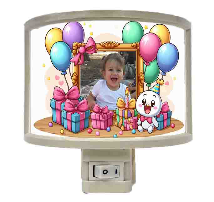 מסגרת מוזהבת ובובה