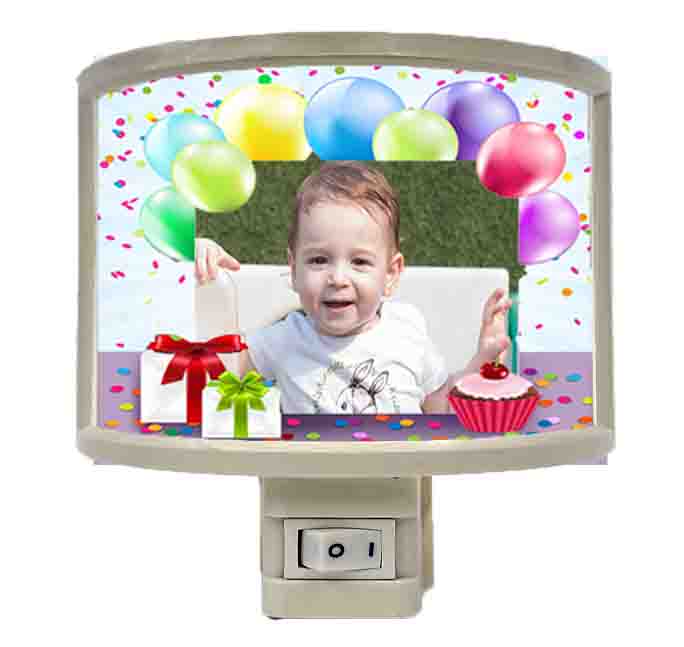 תינוק עם בלונים ומתנות